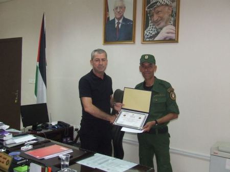 قائد منطقة جنين العقيد ناضر عمر يكرم الرقيب أول ابراهيم سماره والرقيب أول حسن عباهره لحسن أمانتهم